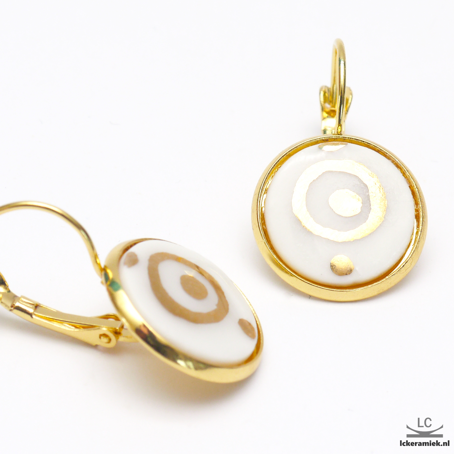 Porseleinen oorbellen met gouden cirkels