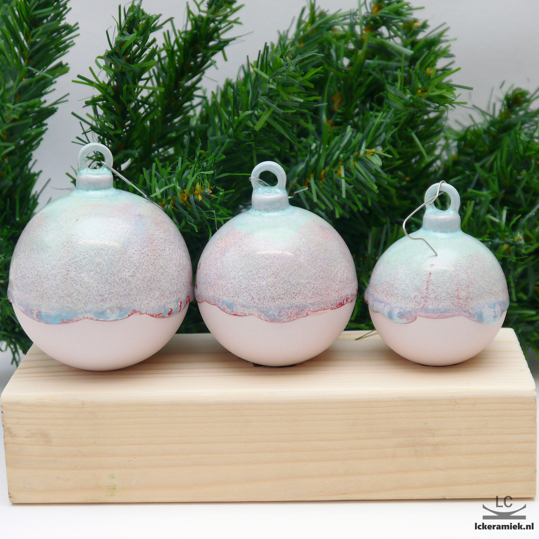 Porseleinen kerstballen rond roze-paars